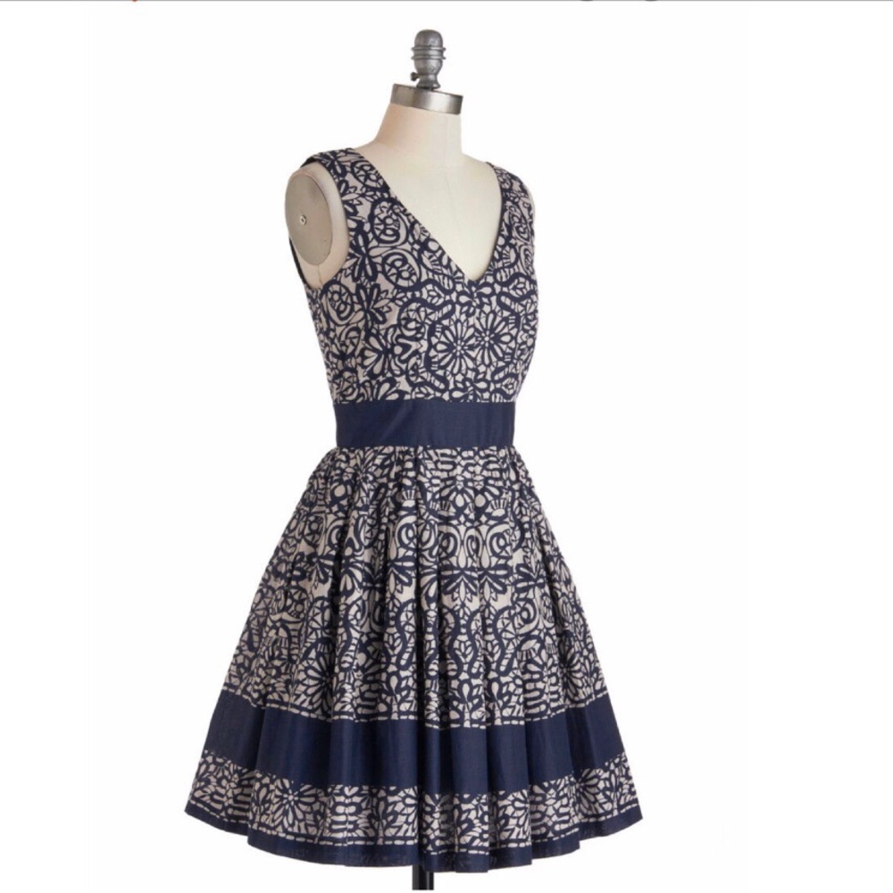 Calligraphy of the Styled Dress - Picture 4 of 8